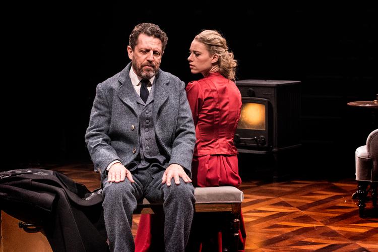 Søren Hauch-Fausbøll og Sofie Topp-Duus ses her i en scene fra 'Et dukkehjem', der spillede på Vendsyssel Teater i 2019. Foto: Jacob Stage