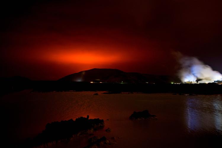 Udbruddet fra vulkanen Fagradalsfjall cirka 40 kilometer fra Reykjavik lyser op på aftenhimlen.   Foto: Halldor Kolbeins/Ritzau Scanpix