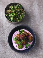 Falaflerne her er lavet på flækærter i stedet for de traditionelle kikærter. Foto: Columbus Leth