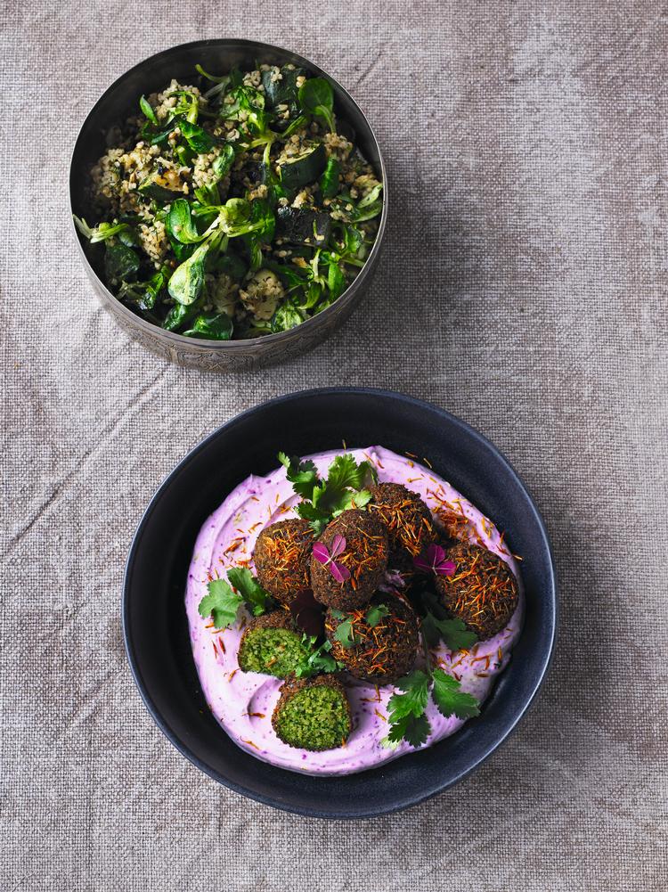 Falaflerne her er lavet på flækærter i stedet for de traditionelle kikærter. Foto: Columbus Leth