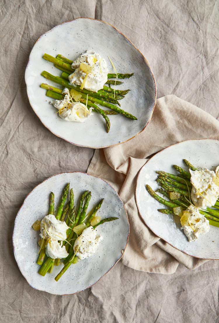 Det ser også flot ud, hvis du kan få fat i de lilla asparges. Bryder du dig ikke om burrata, kan du også koge nogle æg og hakke dem i vinaigretten. Foto: Lene Samsø