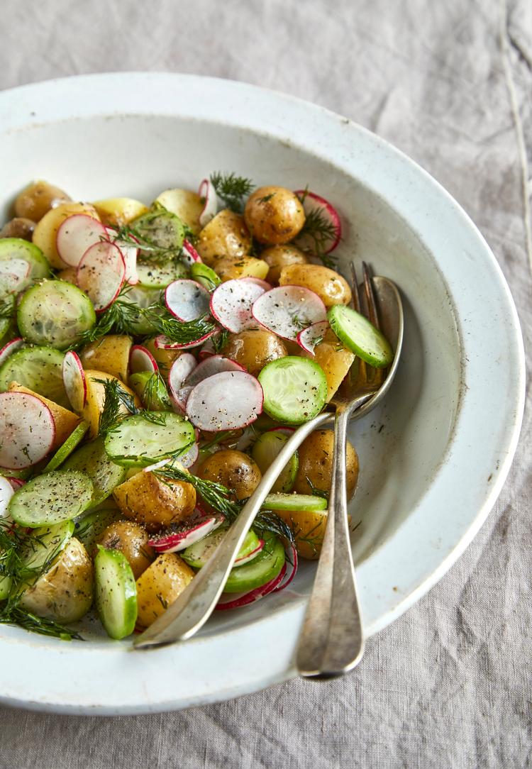 Har du en rest kartoffelsalat tilovers fra dagen før, så spis den til frokost med en god klat rygeost. Foto: Lene Samsø