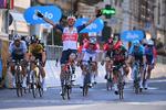 Jasper Stuyven holder lige netop hjem til karrierens fornemste sejr i Milano-Sanremo. Foto: LaPresse-D'Alberto/Ferrari/Alpozzi. 