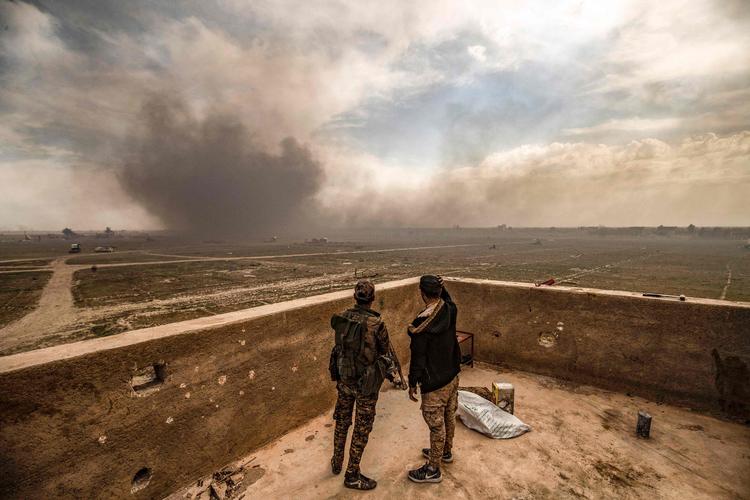  Tyrkiet har for første gang i 17 måneder angrebet et område i det nordlige Syrien kontrolleret af kurdere.  Billedet af to medlemmer af Syriens Demokratiske Styrker er taget i 2019 i Baghouz i det østlige Syrien. Foto: Delil Souleiman/Ritzau Scanpix