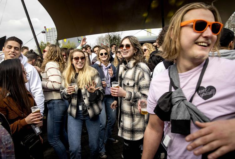  1500 personer deltager lørdag og søndag i to forskellige testfestivaler det samme sted i Holland. Billedet her er fra en festival i Biddinghuizen i den nordlige del af landet. Foto: Koen Van Weel/Ritzau Scanpix