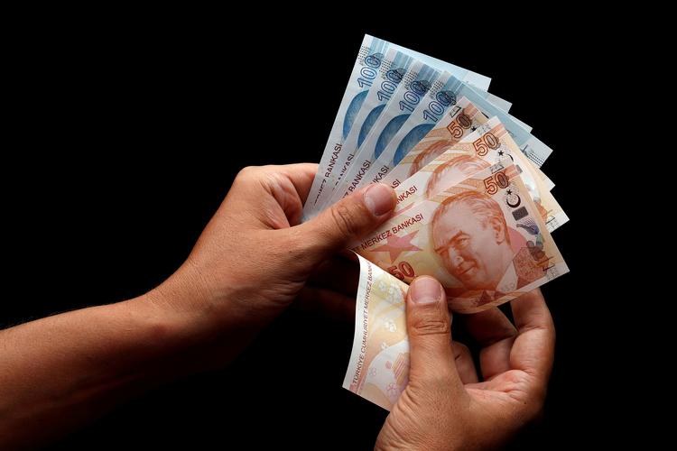 Den tyrkiske lira er mandag faldet 17 procent i værdi.  Foto: Murad Sezer/Ritzau Scanpix