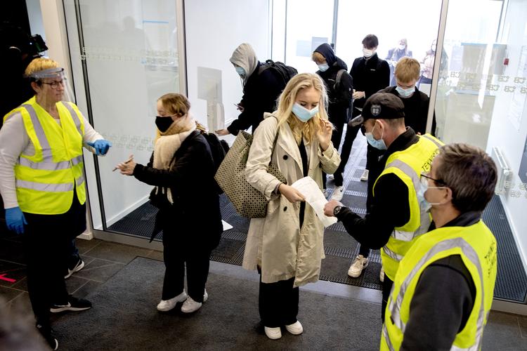 Bornholm er som den første landsdel i Danmark låbnet og har lov at sende alle elever i skole og åbne butikker. Åbningen kræver mange tests. (arkivfoto) Foto: Finn Frandsen/POLFOTO