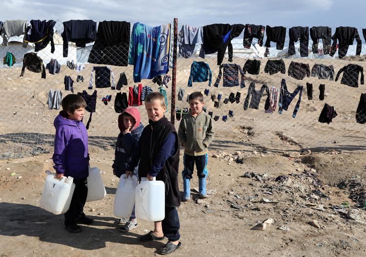 19 danske børn opholder sig sammen med deres mødre i fangelejre i Syrien. Her er det en gruppe uidentificerede børn i al-Hol-lejren.   Foto: Goran Tomasevic/Ritzau Scanpix