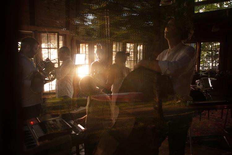 Arcade Fire-medlemmerne Sarah Neufeld og Richard Reed Perry har med stor kunstnerisk succes genoplivet deres avantgardistiske lydeksperimentarium: sekstetten Bell Orchestre Pr-foto Nick Bostick