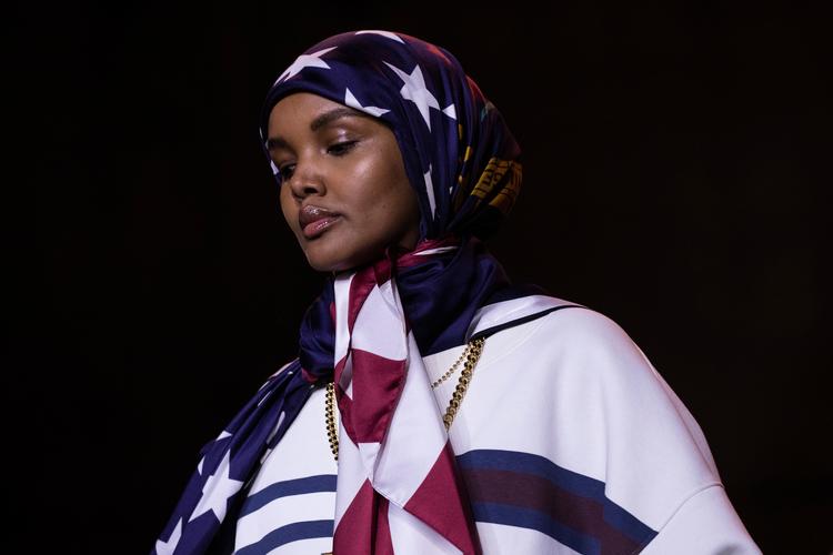 En model viser en Hilfiger-kreation under modeugen i London i 2020. Arkivfoto Vianney Le Caer/Ritzau Scanpix