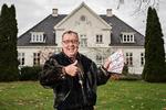 Efter to årtiers pause gør Banko-Carl comeback i showbizz og lader sig ikke stoppe af sin fremskredne alder. Foto: Pineapple Entertainment/DR
