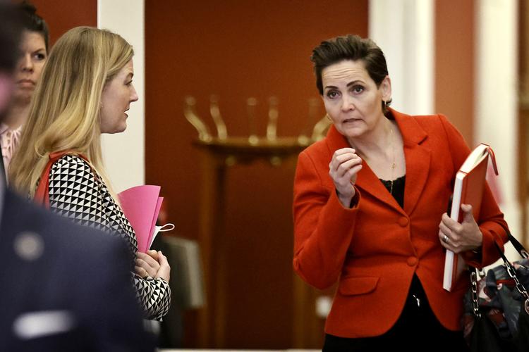  Radikales Sofie Carsten Nielsen og SFs Pia Olsen Dyhr på vej ind til forhandlingerne.   Foto: Jens Dresling/POLFOTO