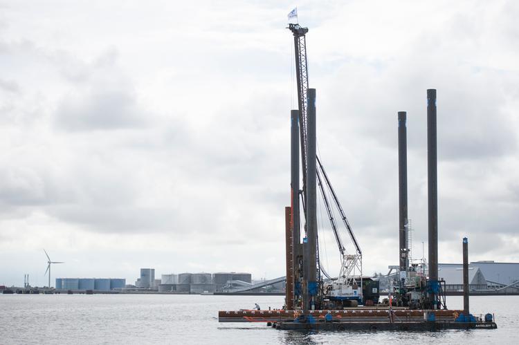 Anlægget af Lynetteholm vil ikke påvirke Københavns havmiljø i væsentligt omfang, konkluderer stor miljørapport, men trængslen truer, når tusinder af lastbiler med jord skal køre til kæmpeprojektet. By &amp; Havn har i efteråretlavet prøver på støjpåvirkningerog bundforhold, når de op til 30 meter lange spunsjern, der skal udgøre indsejlingen på nordsiden afLynetteholm, om få år skal bankesi havbunden.  Foto: Annika Byrde/POLFOTO