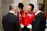 Den daværende amerikanske ambassadør Rufus Gifford (th.) og hans ægtefælle Dr. Stephen DeVincent hilser på ceremonimester Kim Kristensen under nytårskuren i 2017. 1. april tiltræder Kim Kristensen som hofmarskal. Arkivfoto Ólafur Steinar Gestsson/Ritzau Scanpix