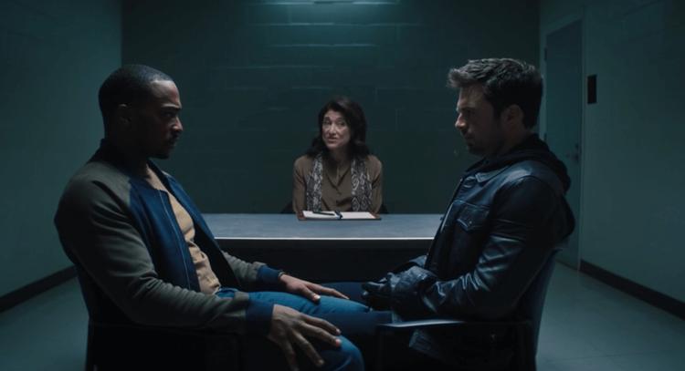 Falcon (Anthony Mackie) og James 'Bucky' Barnes (Sebastian Stan) bearbejder deres privatliv og helterolle hos psykologen i den nye  lovende Disney+-serie, 'The Falcon and the Winter Soldier'. Foto: Disney/Marvel Studios