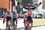 22-årige Andreas Kron skriger sin jubel ud efter sejren på 1. etape i Volta a Catalunya, mens den 15 år ældre spanske mester Luis León Sánchez (t.v.) må se sig henvist til andenpladsen.
 Foto: Josep Lago/Ritzau Scanpix