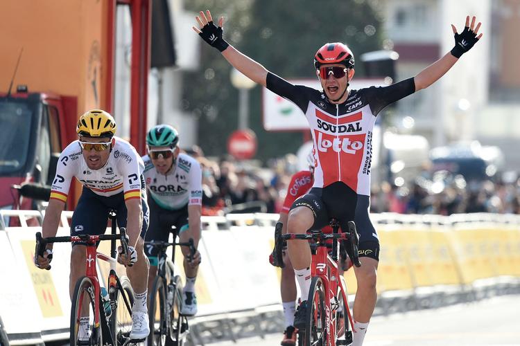 22-årige Andreas Kron skriger sin jubel ud efter sejren på 1. etape i Volta a Catalunya, mens den 15 år ældre spanske mester Luis León Sánchez (t.v.) må se sig henvist til andenpladsen.
 Foto: Josep Lago/Ritzau Scanpix