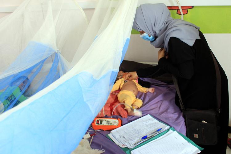 Et barn, der lider af fejlernæring modtager behandling i Yemens nordlige provins Borgerkrigen kaldes af FN for verdens værste humanitære katastrofe. Foto: Essa Ahmed/Ritzau Scanpix