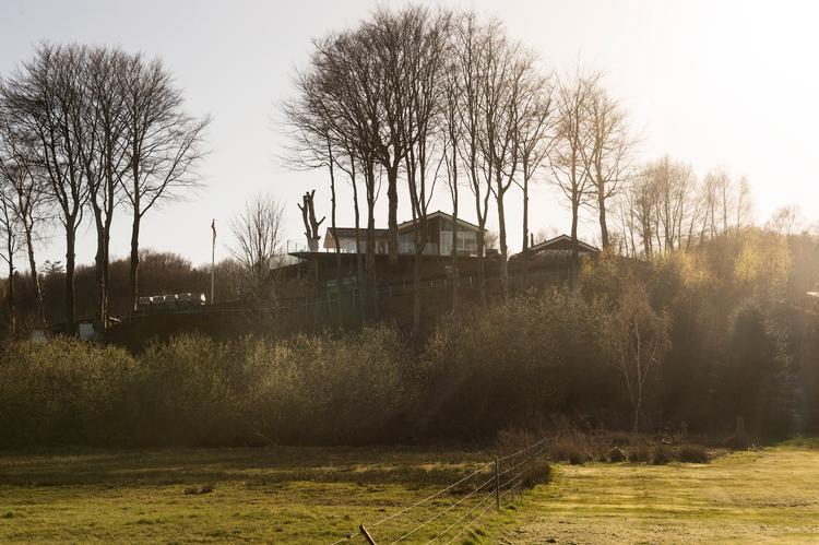 Flere danskere vælger at bygge selv frem for at kaste sig ud i at købe deres drømmebolig, viser nye tal. Her ses en byggegrund ved Vejle Fjord. Arkivfoto Casper Holmenlund Christensen