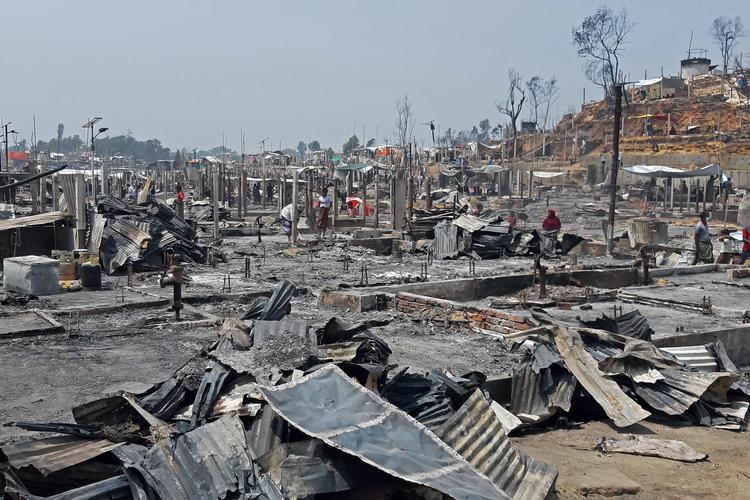 Mindst 45.000 mennesker menes at være blevet tvunget på flugt, efter at en brand har hærget i en flygtningelejr i Bangladesh. Foto: -/Ritzau Scanpix
