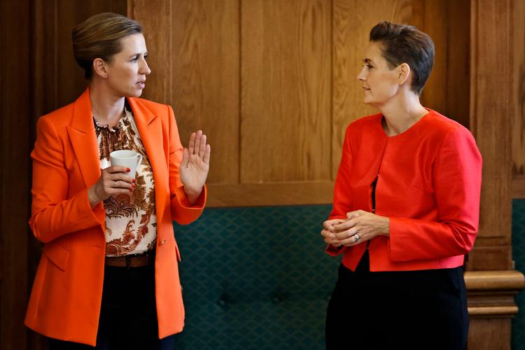 Statsminister Mette Frederiksen (S) har bl.a. indkaldt SF-formand Pia Olsen Dyhr til møde om de danske børn i Syrien. Her ses de to under Folketingets afslutningsdebat i juni 2020.   Foto: Jens Dresling/POLFOTO