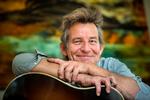 Peter Viskinde hviler sig på en af sine mange guitarer - i de sidste mange år boede han og guitarerne i Aarhus.
Foto: Jan Dagø Foto: Jan Dagø/POLFOTO