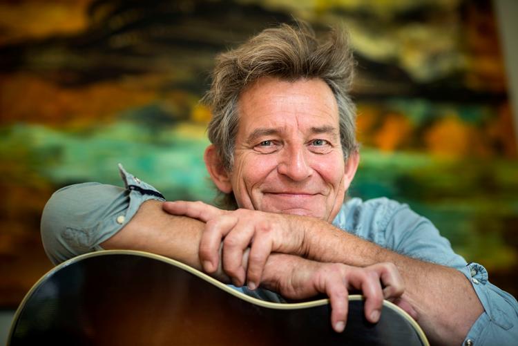 Peter Viskinde hviler sig på en af sine mange guitarer - i de sidste mange år boede han og guitarerne i Aarhus.
Foto: Jan Dagø Foto: Jan Dagø/POLFOTO