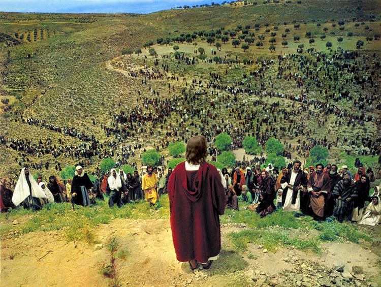 I denne scene fra filmen kan man ikke se, at selveste Guds søn blev spillet af noget så jordisk som skuespilleren Jeffrey Hunter. Men for det meste kunne man, og det var der religiøse kredse i USA, der lod sig provokere af. Iøvrigt blev netop 'Bjergprædikenen' gjort til grin i Monty Pythons 'Life of Brian'.     Foto: Mary Evans/af Archive/Ritzau Scanpix