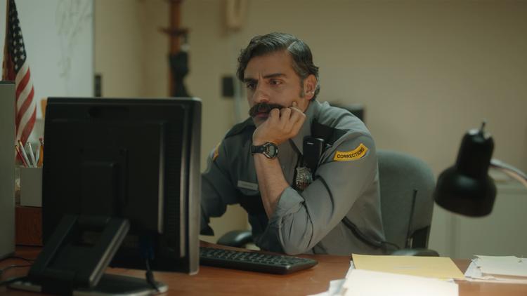 Kortfilmen ’The Letter Room’, skrevet og instrueret af danskfødte Elvira Lind, er nomineret i Oscar-kategorien Bedste korte fiktionsfilm. ’The Letter Room’ handler om den ensomme fængselsbetjent Richard (Oscar Isaac). Foto Sam Chase