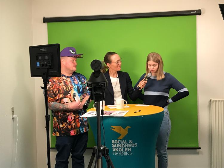 Hver uge er nye elever værter på Go' Morgen SOSU, hvor de interviewer fagpersoner foran resten af årgangen. (Privatfoto) 