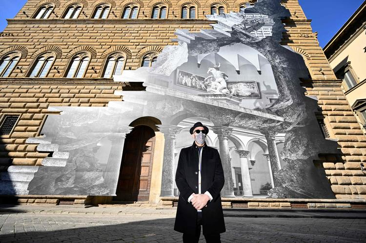 Den franske kunstner JR foran sin installation 'La Ferita' på facaden af det florentinske palæ Palazzo Strozzi.  Foto: Alberto Pizzoli/Ritzau Scanpix