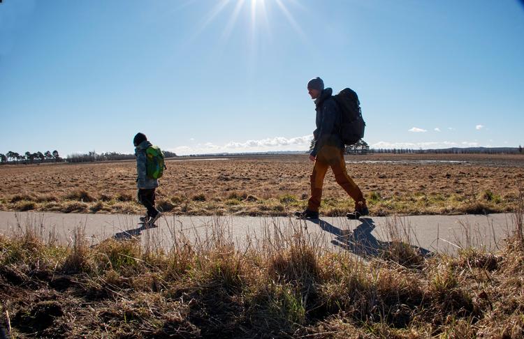 Både store og små vandrere som 4-årige Viggo og hans 48-årige far Jens Folman kan nyde godt af Dansk Vandrelaugs og Googles nye initiativ på vandreområdet. Foto: Morten Langkilde