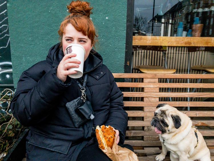 Med udsigt til Enghave Plads sidder Pernille Zierau efter en lang arbejdsdag med at vaccinere i Øksnehallen. Woody håber mest på at få ost. Foto: Per Munch