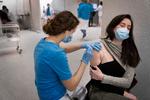 Sundhedspersonale modtager vaccinen fra Pfizer-BioNTech, der beskytter mod covid-19. Roskilde Hospital. Vaccine coronaCV19. Covid-19, corona, coronavirus. Foto: Mads Nissen/POLFOTO