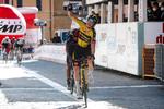 Jonas Vingegaard holder colombianeren Ivan Sosa bag sig og kan juble over sejren på 2. etape i Settimana Coppi e Bartali. Foto: Jumbo-Visma. 