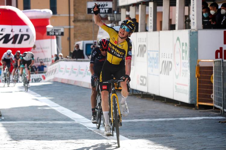 Jonas Vingegaard holder colombianeren Ivan Sosa bag sig og kan juble over sejren på 2. etape i Settimana Coppi e Bartali. Foto: Jumbo-Visma. 
