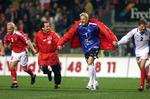 Rekordholder Peter Schmeichel i jubel sammen med assistenttræner Flemming Serritslev og rekordholder Jon Dahl Tomasson, da Danmark havde kvalificeret sig til EM i 2000 ved at vinde 3-0 hjemme over Israel i den anden playoffkamp. Foto: Jens Dresling/POLFOTO