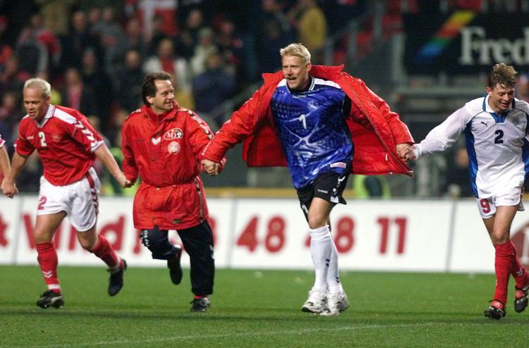 Rekordholder Peter Schmeichel i jubel sammen med assistenttræner Flemming Serritslev og rekordholder Jon Dahl Tomasson, da Danmark havde kvalificeret sig til EM i 2000 ved at vinde 3-0 hjemme over Israel i den anden playoffkamp. Foto: Jens Dresling/POLFOTO