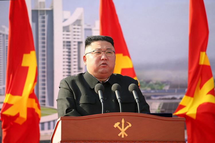 Den nordkoreanske leder, Kim Jong-un, ser ud til at vende tilbage sin gamle strategi med at bruge missilaffyringer til at presse USA. Foto: Str/Ritzau Scanpix