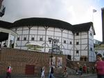The Globe Theatre i London vil prøve at holde opførelserne af Shakespeares ellers ret lange stykker på omkring de to timer, når det genåbner.  Foto: Yorick Petey for Wikimedia Commons 