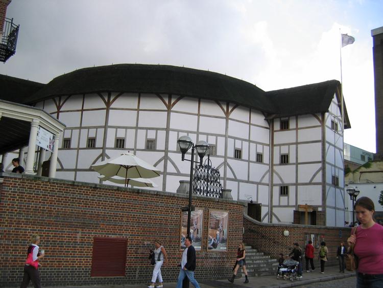 The Globe Theatre i London vil prøve at holde opførelserne af Shakespeares ellers ret lange stykker på omkring de to timer, når det genåbner.  Foto: Yorick Petey for Wikimedia Commons 