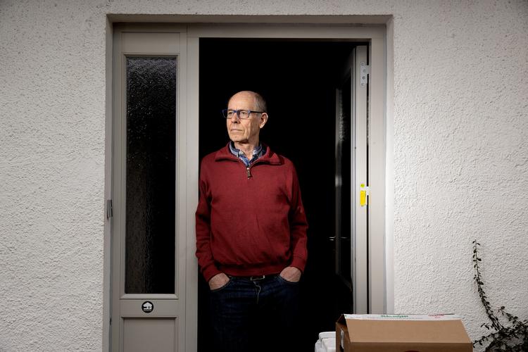 Henning Jensen vil ikke være med til at understøtte elendige arbejdsbetingelser for chaufførerne hos Nemlig.com, så nu vil han trodse frygten for coronasmitte og køre de 30 km til nærmeste dagligvarehandel for at hente færdigpakkede varer, der udleveres til ham i bilen.  Foto: Peter Hove Olesen/POLFOTO
