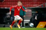 Landsholdets Christian Eriksen under en kamp mod Island. Nu kan han se frem til at spille foran mindst 12.000 tilskuere, når Danmark spiller EM på hjemmebane til sommer. Foto: Jens Dresling/POLFOTO