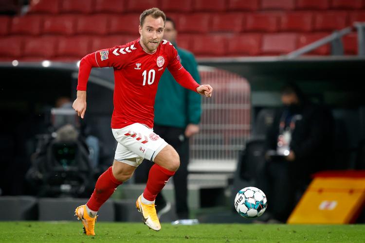Landsholdets Christian Eriksen under en kamp mod Island. Nu kan han se frem til at spille foran mindst 12.000 tilskuere, når Danmark spiller EM på hjemmebane til sommer. Foto: Jens Dresling/POLFOTO