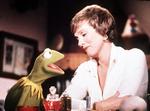 Den britiske sanger og skuespiller Julie Andrews sang en smægtende kærlighedssang for en henført Kermit, da hun i 1977 gæstede 'The Muppet Show'.   Foto: AP/Ritzau Scanpix