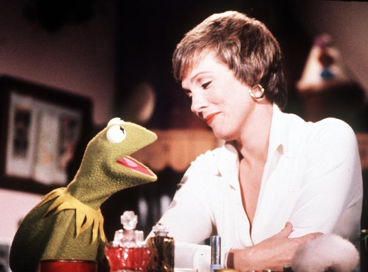 Den britiske sanger og skuespiller Julie Andrews sang en smægtende kærlighedssang for en henført Kermit, da hun i 1977 gæstede 'The Muppet Show'.   Foto: AP/Ritzau Scanpix