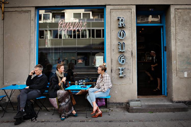 Rouge Oysters - her fotograferet før corona - på Gammel Kongevej er at de steder, der føles som en ægte nabolagsrestaurant. Og deres takeaway er fremragende, skriver anmelderen. Foto: Martin Lehmann/POLFOTO