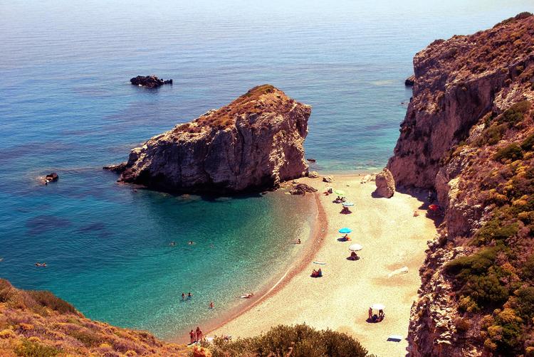 Kythira (her Kaladi Beach)  er en af de græske øer, der anbefales, hvis du vil opleve Grækenland uden alt for mange andre turister. Foto: Comzeradd/Wikipedia CC BY-SA 3.0