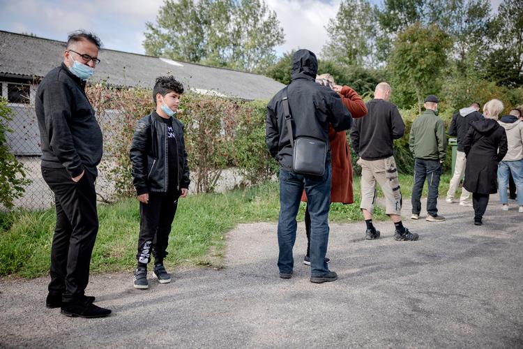 Skoler og fritidsordninger lukker midlertidigt i de tre vestegnskommuner Brøndby, Ishøj og Vallensbæk. På billedet er folk i Ishøj i kø til at blive testet. Foto: Valdemar Ren/POLFOTO