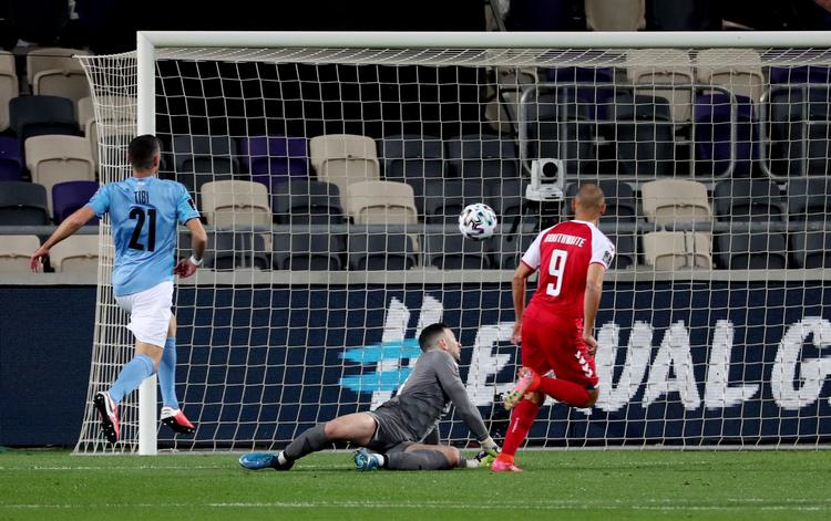 Martin Braithwaite leverede kampens flotteste detalje mod Israel. Foto: Ronen Zvulun/Ritzau Scanpix